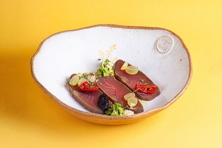 Тунец с чатни из авокадо