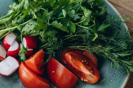 Тарелка сезонных овощей и зелени