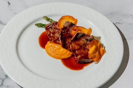 Медальоны из телятины со спаржей и пюре из батата