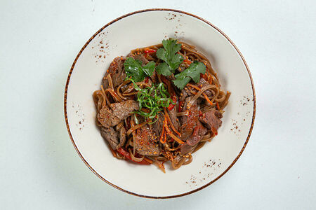 Лапша соба с кусочками говядины