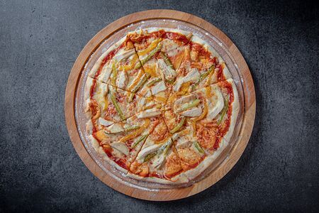 Пицца Чикен барбекю с маринованными огурцами и печёным перцем