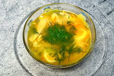 Детский куриный бульон с рисом и перепелиным яйцом