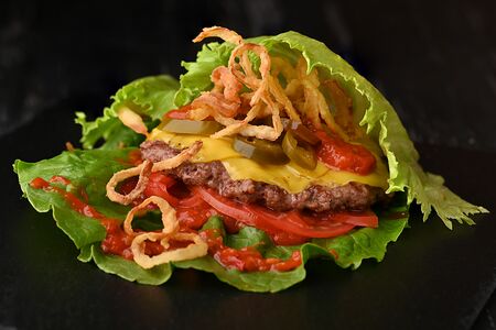 Бургер острый мексиканский с сальсой в листьях