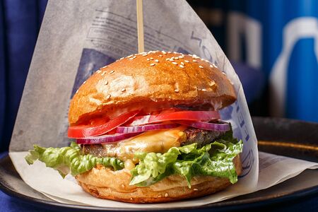 Бургер с говядиной и картофелем фри