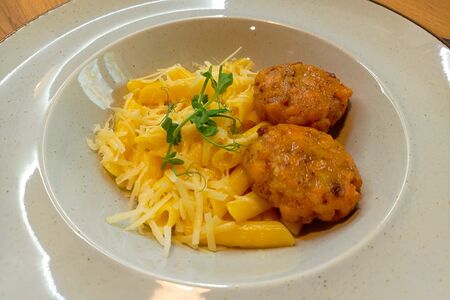 Безглютеновая паста с котлетками из семги