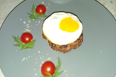 Бифштекс с яйцом на гриле без гарнира