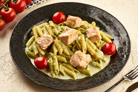 Паста в сливочном соусе со шпинатом и красной рыбкой