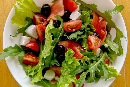 Салат со слабосоленым лососем