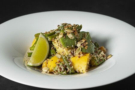 Салат с манго и зёрнами киноа