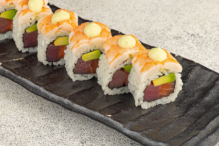 Ролл с креветкой, лососем, тунцом