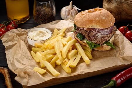 Бургер с говяжьими щёчками