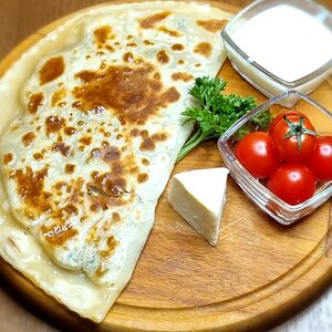 Кутаб с сыром и помидорами