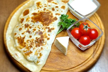 Кутаб с сыром и помидорами