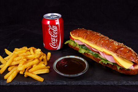 Сендвич с ветчиной, картофель фри и напиток
