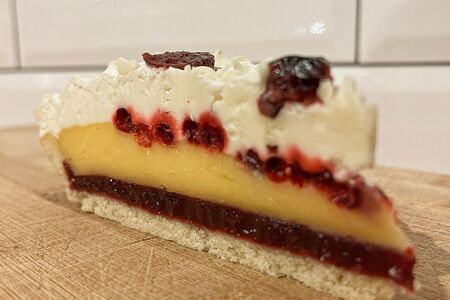 Торт брусничный с белым шоколадом