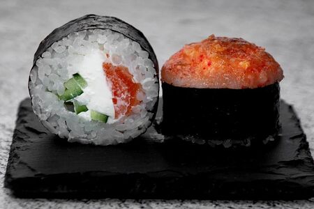 Ролл запечённый с лососем