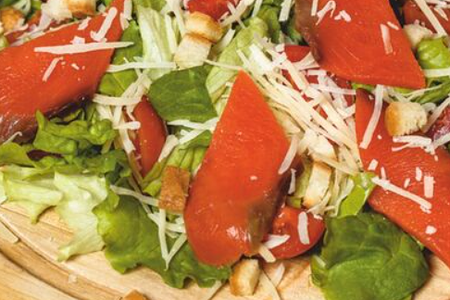 Салат Цезарь с красной рыбой