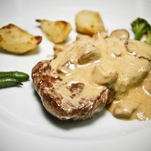 Медальон из свинины с грибами