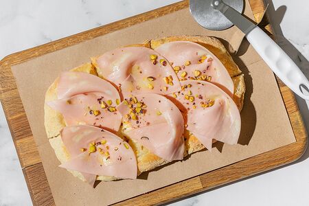 Пицца с мортаделлой и фисташками