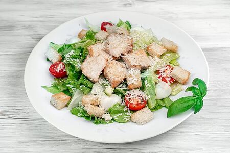 Салат овощной с курицей и соусом цезарь