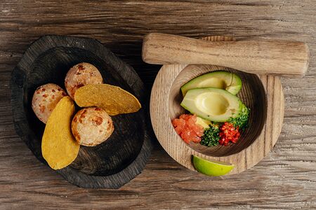 Гуакамоле с кукурузными булочками