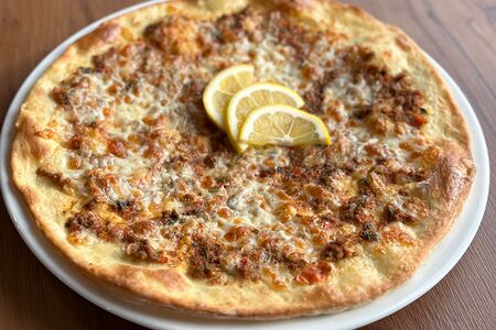 Ламаджо с мясом и сыром