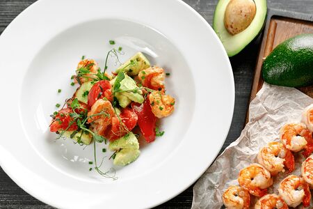 Салат с креветками и авокадо