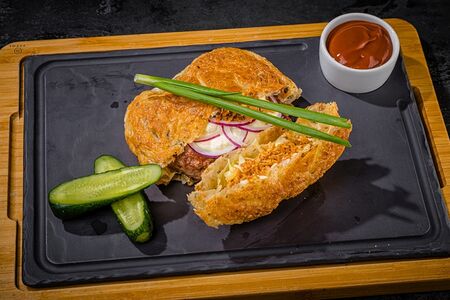 Бургер из рубленой говядины в хрустящей лепешке