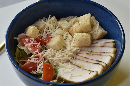 Салат Цезарь с курицей