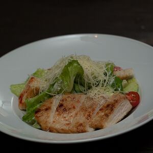 Салат Цезарь с курицей