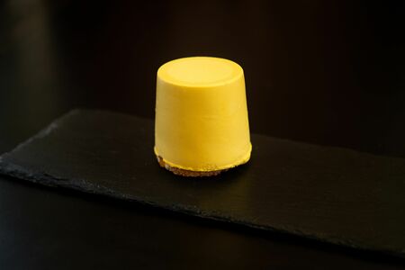 Пирожное Манго-маракуйя