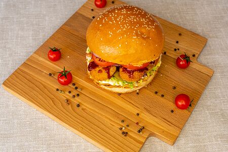 Бургер с куриной котлетой