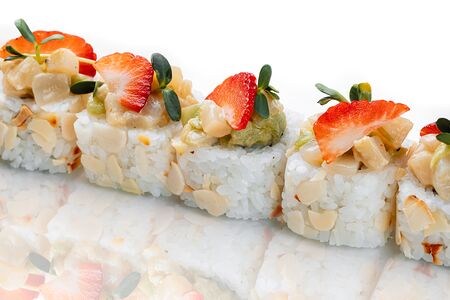 Ролл с тартаром из гребешка