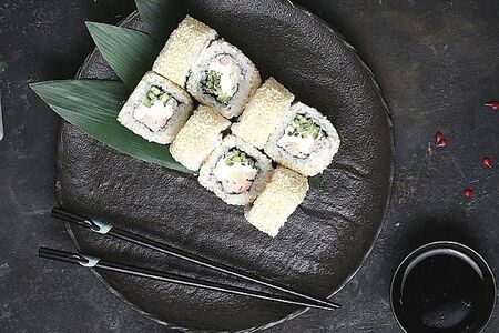 Ролл Калифорния в кунжуте