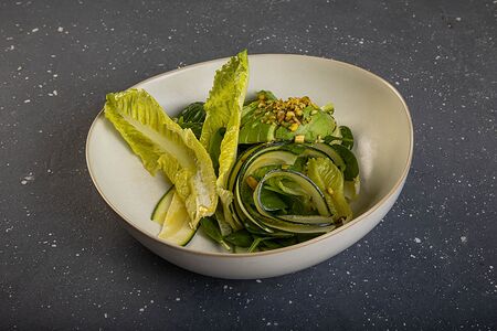 Зеленый салат с авокадо