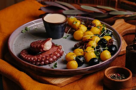 Щупальце осьминога, обжаренное на гриле