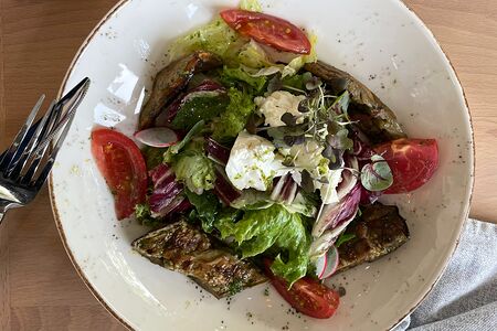 Микс-салат с печеными баклажанами