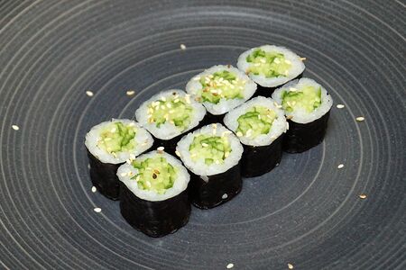 Ролл с огурцом малый