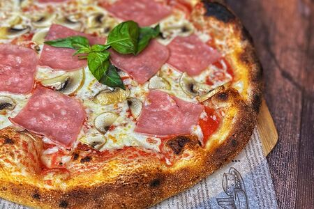 Пицца с ветчиной и грибами (Регина)