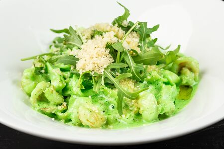 Паста с креветками и сливочным песто