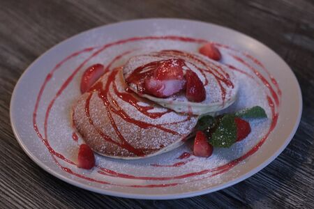 Панкейки с клубникой и клубничным топпингом