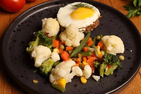 Бифштекс рубленый с яйцом и цветной капустой с фасолью