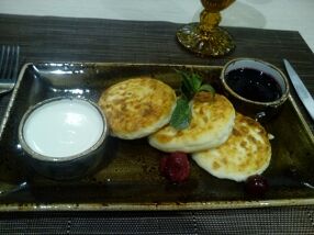 Сырники ванильные со сметаной и ягодным соусом