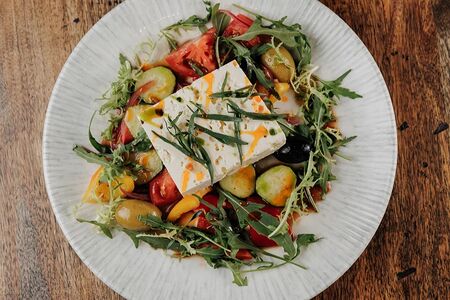 Салат с овощами и солёным сыром брынза