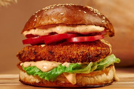 Чикен с хрустящим филе и соусом из копченого сыра