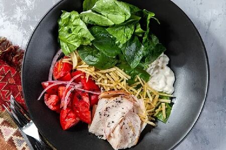 Салат с подкопченным цыпленком, шпинатом и сырным муссом