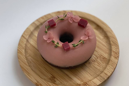 Донат вишня - шоколад