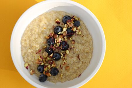 Каша из киноа с голубикой и фисташкой на кокосовом молоке