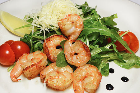 Руккола с тигровыми креветками