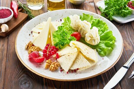 Ассорти из кавказских сыров